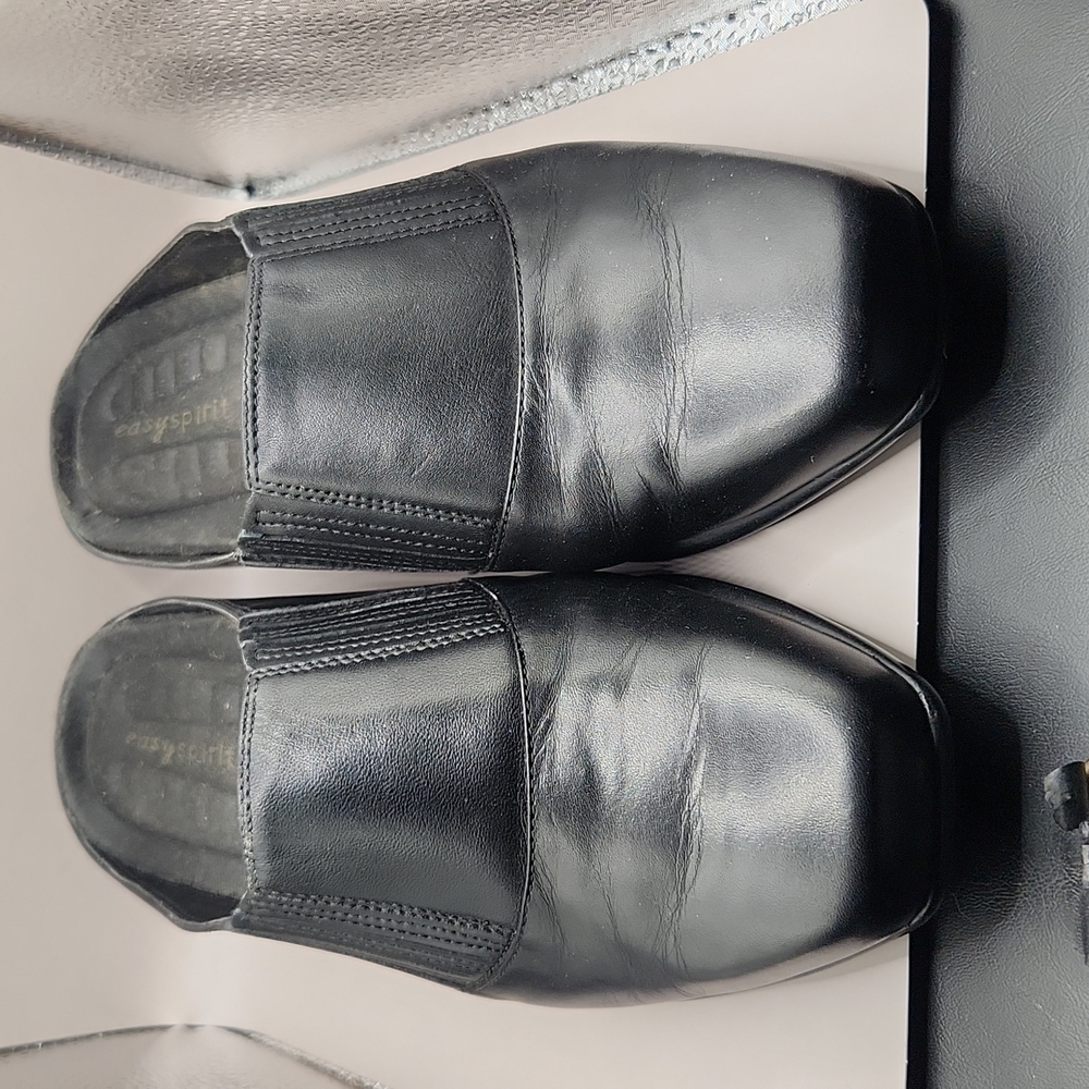 Easy Spirit womens clogs. Widewidth